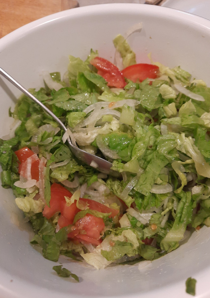 Una foto de Lechuga, cebolla, tomate (mixta) clásica ensalada de todos los tiempos