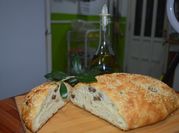 Una foto de pan de aceitunas