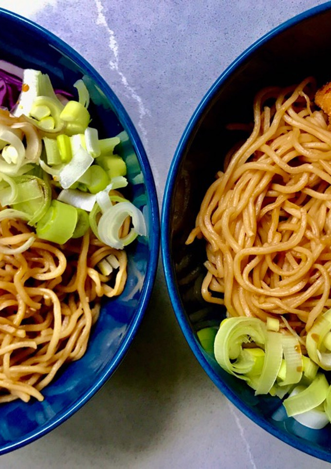Una foto de Noodles+pollo crujiente