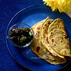 A picture of Spinach thepla.