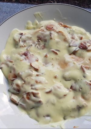 Foto de Peito de frango grelhado com molho branco e bacon