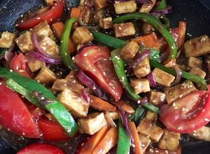 Una foto de Tofu saltado