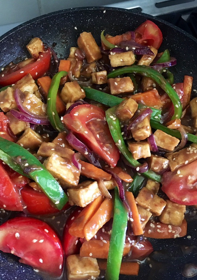 Una foto de Tofu saltado