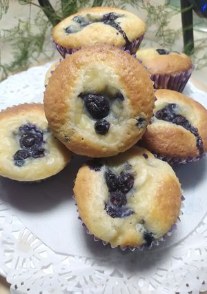 Una foto de Muffins Esponjosos Con Crema Pastelera Y Arándanos