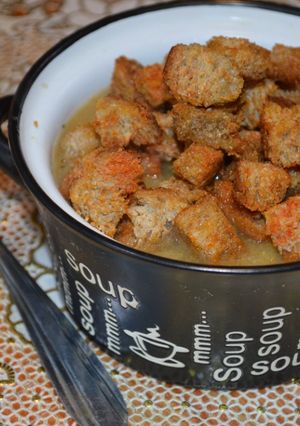 Una foto de Sopa de repollo con crutones