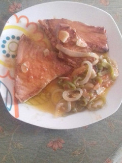 Una foto de Atún encebollado