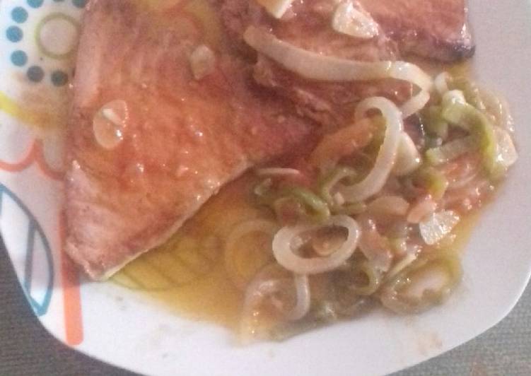 Atún encebollado