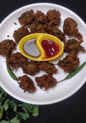 A picture of Fenugreek-Spinach Pakoras.