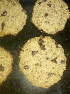 Una foto de Galletas de avena y chips de chocolate. Sin huevo, con semillas de chía