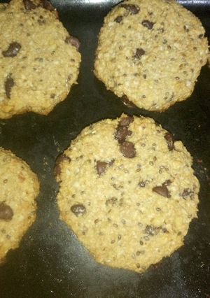 Una foto de Galletas de avena y chips de chocolate. Sin huevo, con semillas de chía