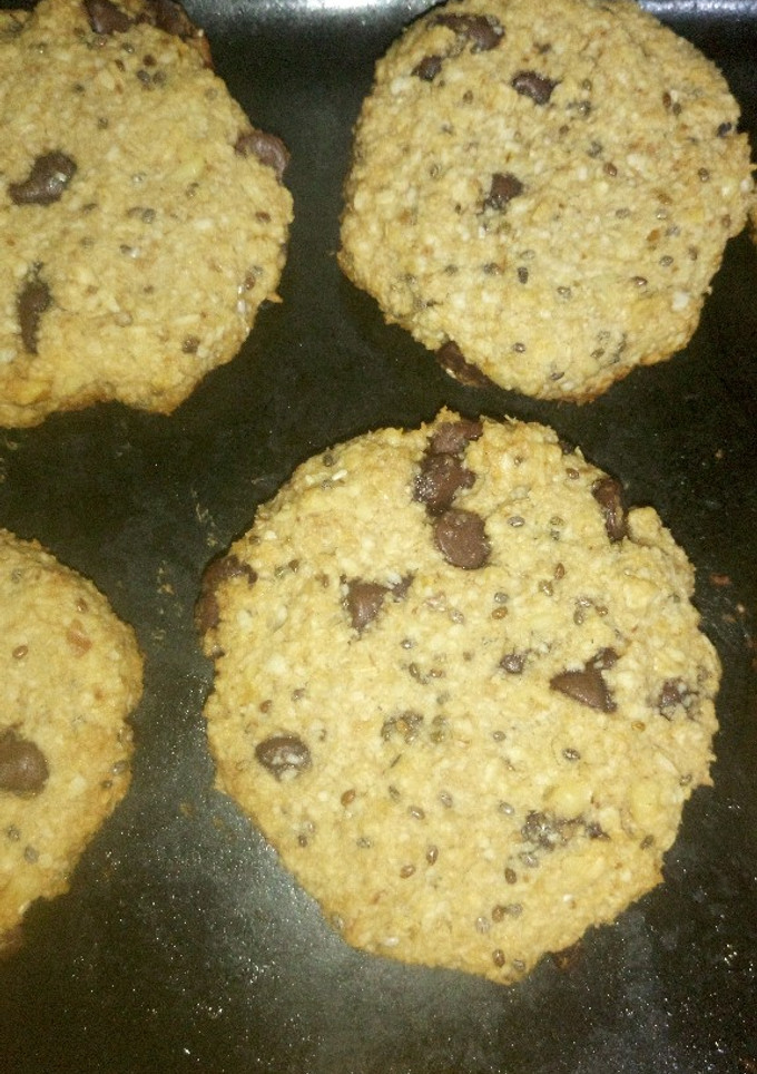 Una foto de Galletas de avena y chips de chocolate. Sin huevo, con semillas de chía