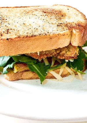 Una foto de Sadwichazo de milanesa de berenjena y rucula