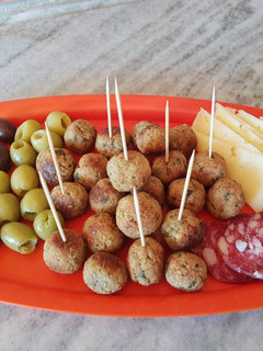 Una foto de Mini albondiguitas de pan rallado