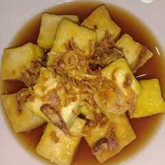 Una foto de เต้าหู้ทอดราดซอสมะขามเปียก (Fried Tofu with Tamarind Sauce)