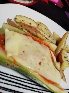 Una foto de Zapallitos rellenos con salsa improvisada y papas rústicas 🥔🥒