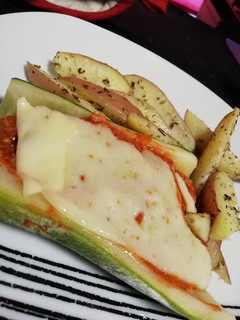 Una foto de Zapallitos rellenos con salsa improvisada y papas rústicas 🥔🥒