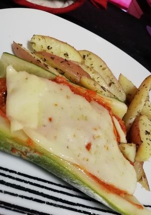 Una foto de Zapallitos rellenos con salsa improvisada y papas rústicas 🥔🥒