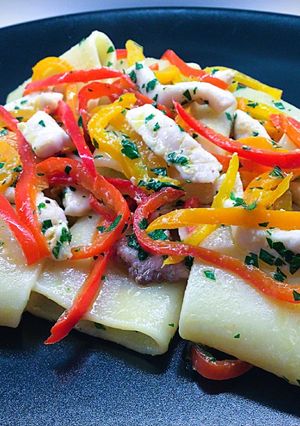 Foto di Paccheri con mini peperoni multicolori e pesce spada
