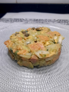 Una foto de Tartar de salmón