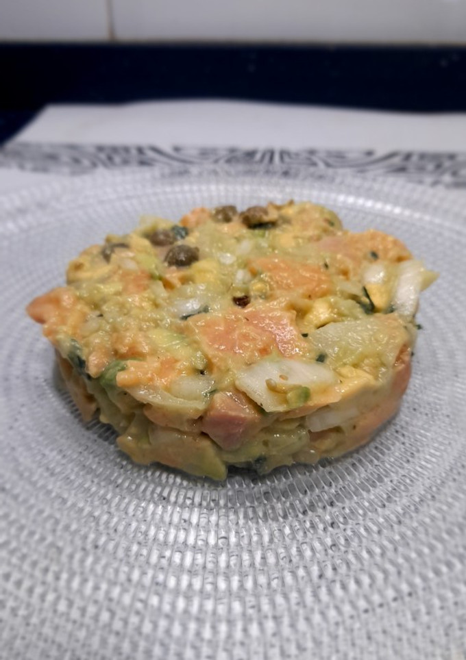 Una foto de Tartar de salmón