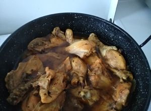 Una foto de Zancos de pollo al vino blanco!!