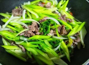 Hình của món Thịt bò xào cần tây.