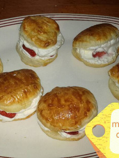 Una foto de Mini hamburguesas de hojaldre, con nata y fresones