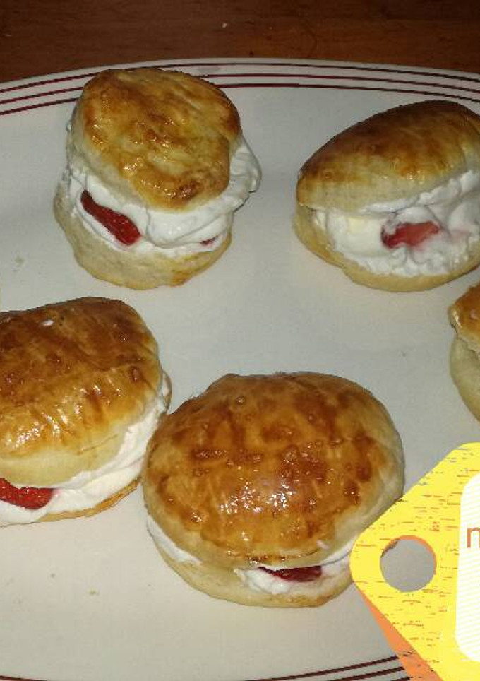 Una foto de Mini hamburguesas de hojaldre, con nata y fresones