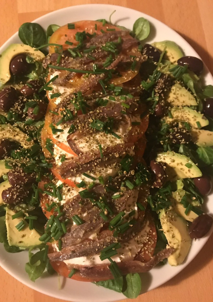 Una foto de Ensalada Caprese con mozzarella y anchoas