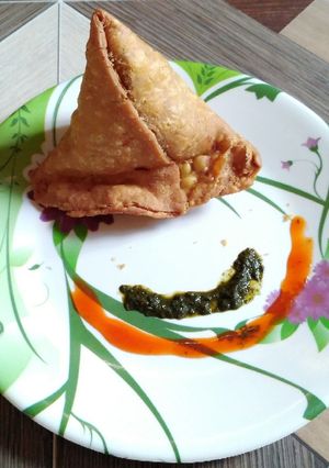 A picture of Pizza samosa.