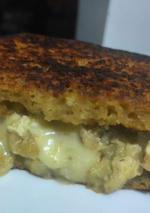 Una foto de Sándwich🍍de pollo🧀y queso🍞🥯🍗