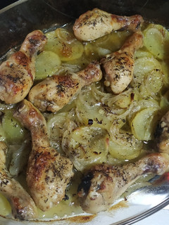 Una foto de Muslitos de pollo al horno con patatas encebolladas