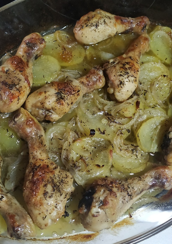 Una foto de Muslitos de pollo al horno con patatas encebolladas