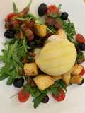 Tomino su rucola con pane fritto e prosciutto croccante