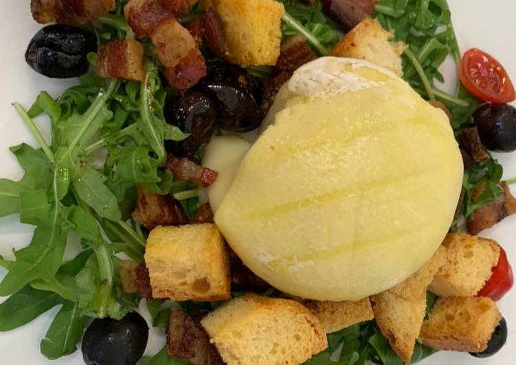 Tomino su rucola con pane fritto e prosciutto croccante