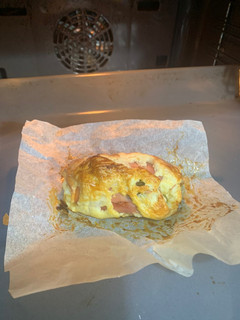 Una foto de Rollo mi de masa brisa relleno de jamón York tranchetes y jalapeños