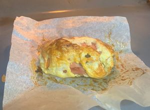 Foto principal de Rollo mi de masa brisa relleno de jamón York tranchetes y jalapeños