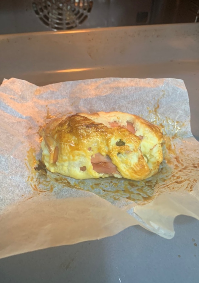 Una foto de Rollo mi de masa brisa relleno de jamón York tranchetes y jalapeños