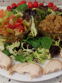 Una foto de Ensalada mixta de verduras, pollo y quinoa roja