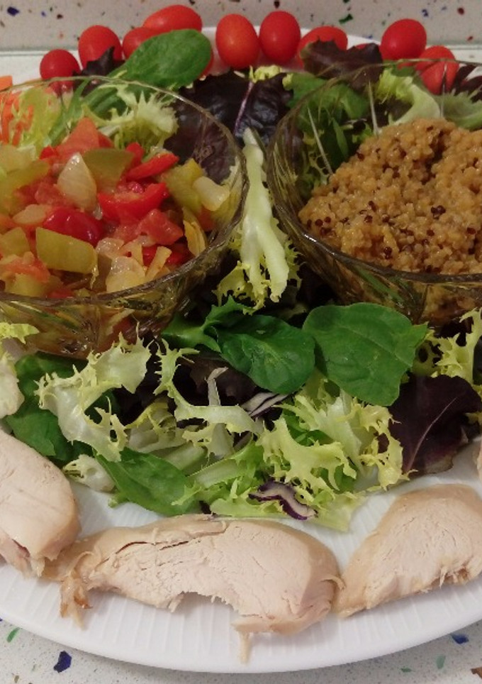 Una foto de Ensalada mixta de verduras, pollo y quinoa roja