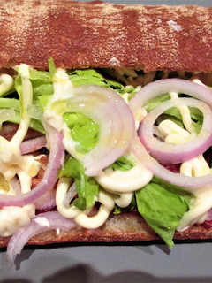 Una foto de Bocata de pan chapata con caballa en salsa de tomate