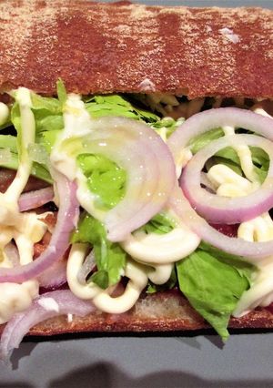 Una foto de Bocata de pan chapata con caballa en salsa de tomate