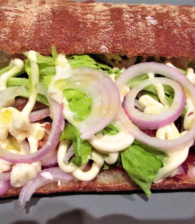 Foto principal de Bocata de pan chapata con caballa en salsa de tomate