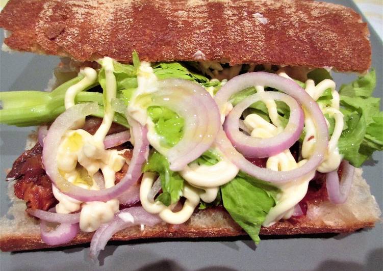 Bocata de pan chapata con caballa en salsa de tomate