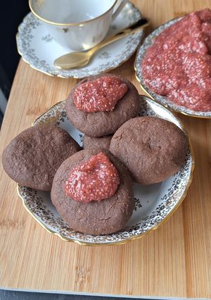 Une photo de Sablés au chocolat et sa confiture aux fraises 🍓