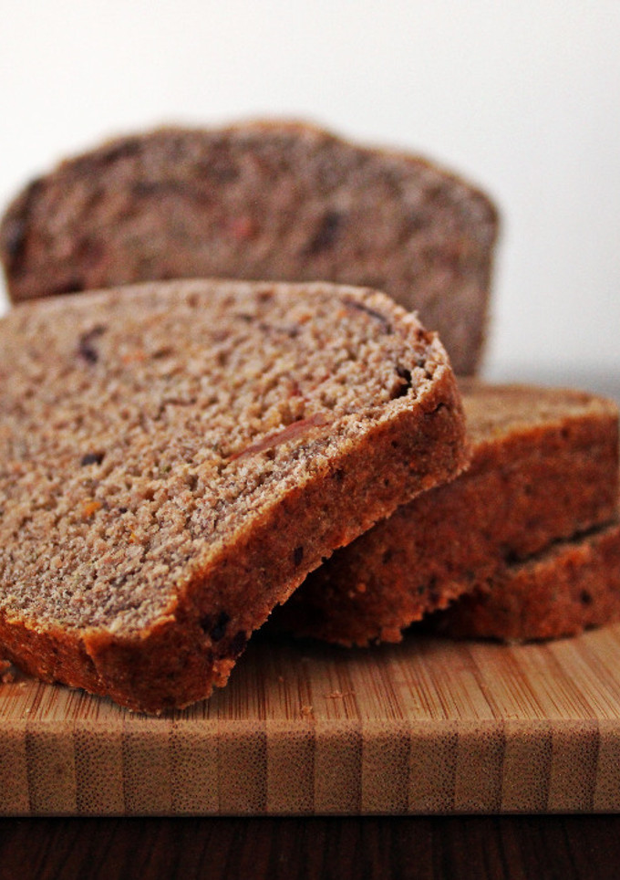 Una foto de Pan de centeno con tomate seco y aceitunas