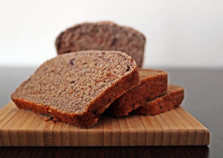 Pan de centeno con tomate seco y aceitunas