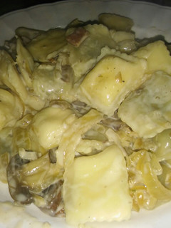 Una foto de Ravioles con salsa de panceta y hongos!!