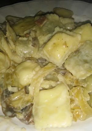 Una foto de Ravioles con salsa de panceta y hongos!!