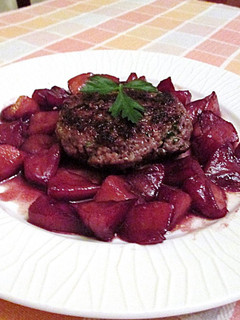Una foto de Hamburguesa casera con manzanas al vino tinto